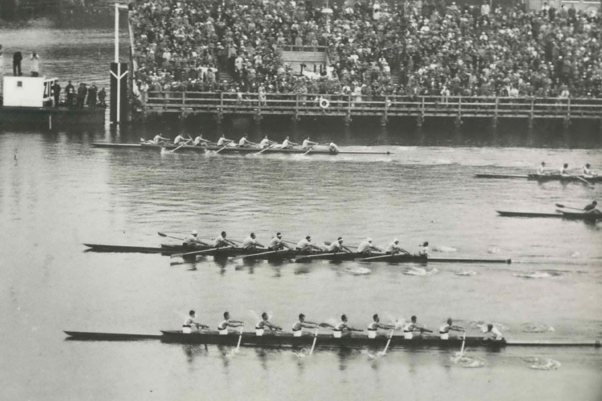 boys in the boat row team